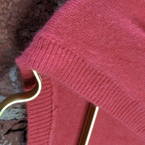 New York & Company Medium‎ Salmon Colored V-Neck Sweater - Picture 3 of 10